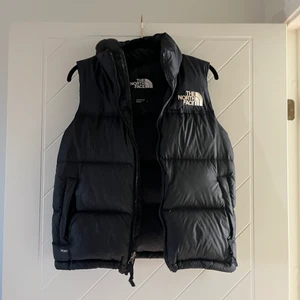 Svart north face väst - Tänkte sälja min svarta the north face väst i storlek S. Finns ett dragsko/resor grej längst ned så man kan spänna in och ut passformen. Nypris 2 495 kr och inga skador. Köparen står för frakt kostnad och väljer frakt. Kan köra på både safepay och vanligt.