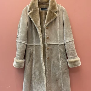 Vårkappa i äkta mocka med fuskpäls  - Storlek Xs/S, sitter jättefint på, är varm och har mjuk päls. Hämtas vid Liljeholmen eller skickas mot fraktkostnad 