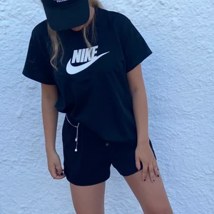 Nike T-shirt  - Är i storlek XL men jag är xs/s och har haft den som oversized (har den instoppad på första bilden)