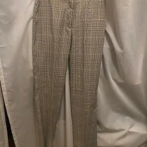 Rutiga byxor - Hel långa byxor, rutiga i storlek 34