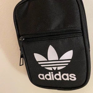 Adidas väska - Väska från adidas, NYSKICK! Kunder står för frakt som uppstår