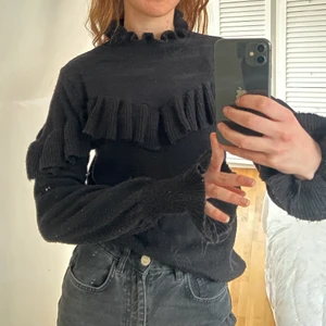 svart tröja från gina tricot  - jättefin svart stickad tröja från gina tricot med volang, liten polokrage samt utåtsvängda ärmar. använd ett fåtal gånger, storlek S