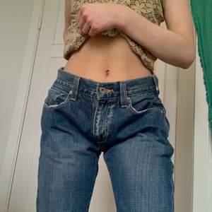Jeans från levis som jag sytt in själv i midjan, säljer då de är långa på mig som är 160cm. Superfina o härliga🌸 skriv för fler bilder!