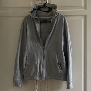 Acne Studios zip up - Säljer nu min coola acne studios full zip up hoodie som jag köpte secound hand. Hoodien saknar tyvär en knapp som syns på tredje bilden och den har blivit tvättat många gånger. Detta påverkar dock inte passformen som är riktigt bra. 