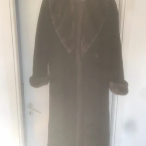 Kashmir Rock stl L - Säler en Kashmirrock med mink-krage i storlek Large, tillverkad av Scandinavian Look och är i väldigt fint skick. 