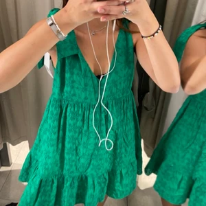 Grön klänng zara - Säljer min klänning från Zara, använd fåtal gånger💜