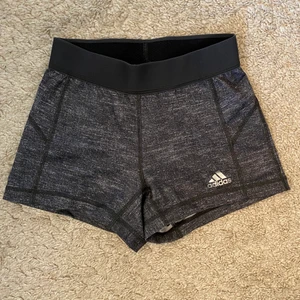 Träningsshorts Adidas - Skriv för fler bilder. 