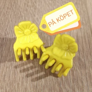 Hårklämmor  - Jättesöta hårspännen🌻, ca 2cm breda som du får på köpet om du köper något mer, säg bara till att du vill ha dem 🥰