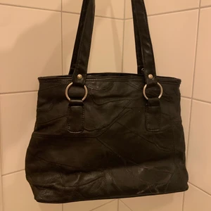 Väska  - Svart väska i bra skick! Axelremmarna är längre än vad dom ser ut att vara på bilden!! Säljes  pga använder inte. Tveka inte att höra av dig om det finns frågor 💞 