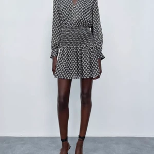 Zara klänning - Superfin och slutsåld klänning från Zara. Har endast använt den en gång. Köpt för 400❤️