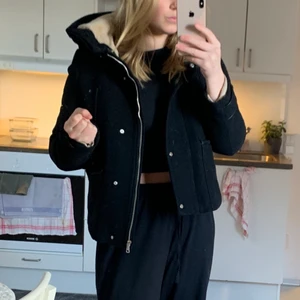 Jacka  - Svart kapp-liknade jacka från Zara. Stl M men passar S. Varm och skön. Fluffig insida. 