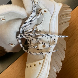 INUIKII - TREKKING PLAIN SNEAKER - BEIGE - Helt oanvända - säljer för att jag inte fått användning av dom. Jättegosiga varmfodrade och vattentåliga vinterskor från INUIKII. Klackhöjd: 6 cm - Skaffthöjd 14 cm - Anti slip yttersula - shearling från Europa. Om du står mellan två storlekar rekommenderar jag dig att gå upp till nästa helstorlek. 