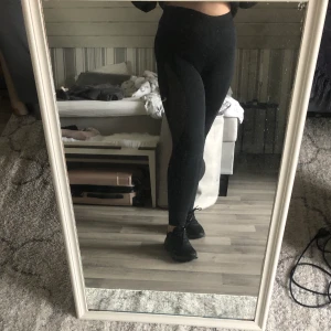 Träningsbyxor  - Säljer dessa billigt då de är lite större hål vid små hålen på benet på byxorna, se bild två! 