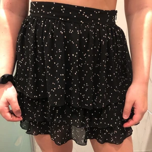 Zara kjol  - Superpopulär prickig zara kjol, med inbyggda shorts. Jättefin till sommaren. Storlek M men är liten i storleken så passar även S. Kjolen är endast använd en gång, de vill säga att kjolen är som ny och är i bra skick!✨💜  köparen står för frakten📦 buda i kommentarerna eller köp direkt för 200kr 