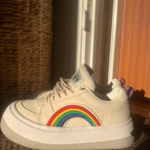 Eytys 🌈🔆✨ - Eytys sneakers i stl 40. Skulle nog passa en 39-39,5a också då jag upplever dem lite små. Köpta begagnande här på plick, ska bara vara använda ute 5ggr. Jag har enbart testat dem hemma en gång. Så i fint skick! Original kartong,dustag o skosnören medföljer.           Nypris 2000kr. Bud eller köp direkt för 1200kr🌈 Köparen står för frakten vilket är 122kr inte 140kr!
