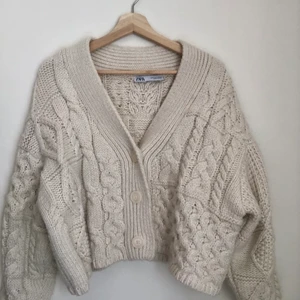 Stickad kofta - Vit stickad kofta