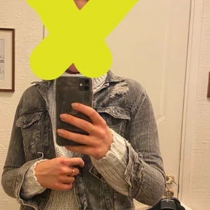 Jeansjacka - Säljer denna tuffa jeansjackan från hm.