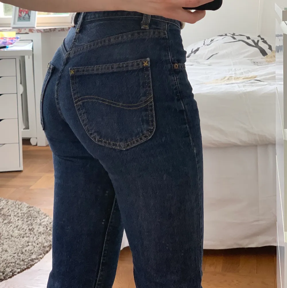 Snygga raka Lee jeans. Dessa har storlek 27-32 (Jag är 168) och har bra kvalité, men är tyvärr för små för mig. Säljer för 150kr⭐️. Jeans & Byxor.