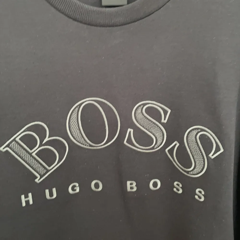 Säljer min oanvända Hugo Boss Sweatshirt. Köpt på Room 1006 i malmö. Nypris: 1400kr. Säljer för 1000kr. Pris kan diskuteras vid snabb affär . Hoodies.