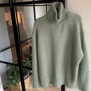 Populär stickad tröja Zara M - Mint grönare än på bilden där den nästan ser grå ut. Nypris 399kr💞 stl M
