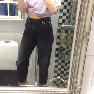 Jeans i stl 34/36 - Ett par svarta jeans från h&m. Dem här kan nog classas lite mer som finbyxor eftersom att den har vilka detaljer som utstrålar det❤️❤️❤️