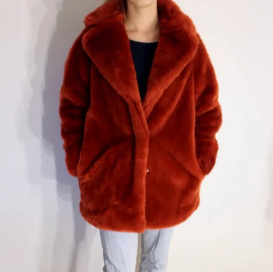 Röd fuskpäls jacka
