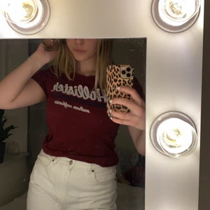 Vinröd Hollister T-shirt  - Söt T-shirt! Inte använd på senaste! Frakt står man för själv!