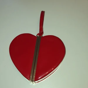 ❤️ väska - Säljer en fin hjärt väska. Funkar bra och är fin. Skriv privat om ni undrar nåt eller vill köpa! ❣️