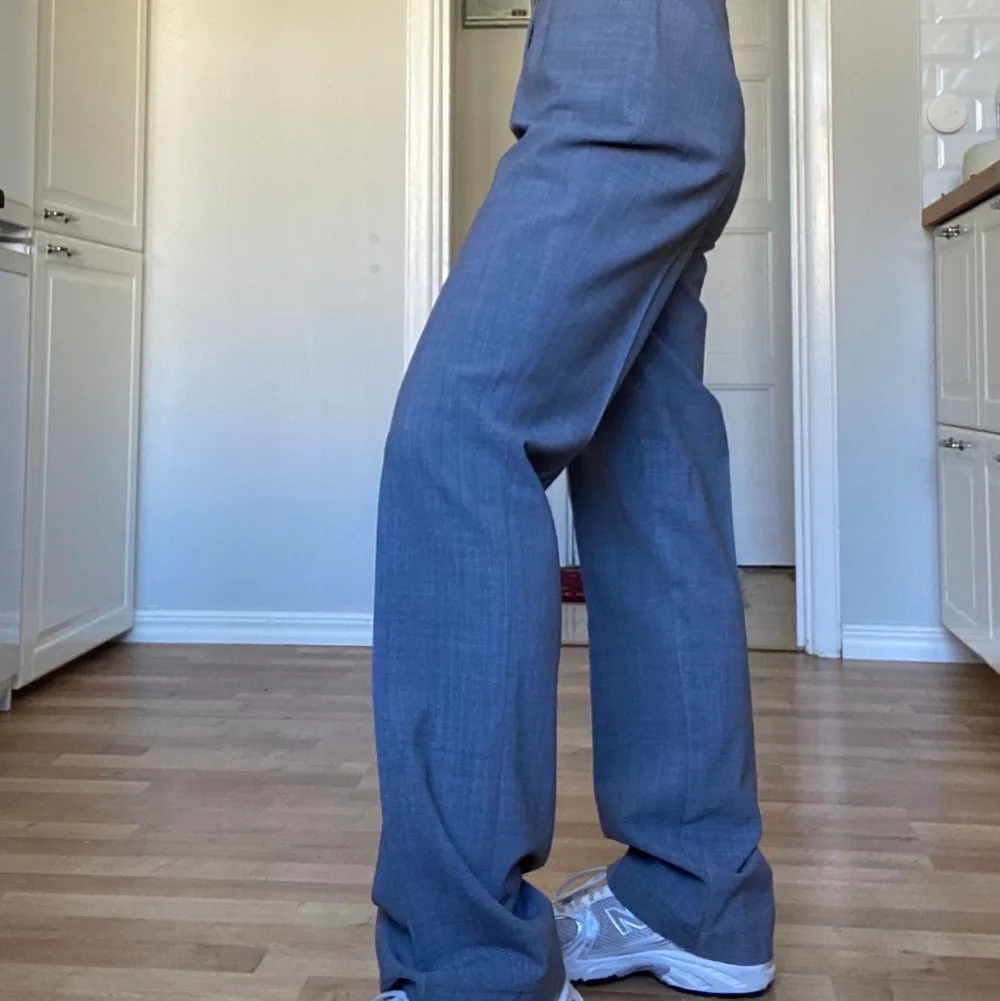 Kostymbyxor i ett luftigt tyg, fin grå färg (syns bäst på bild 2). De är storlek 38 och jag har bärt de oversized. Jag är vanligtvis XS och på mig är de smått stora i midjan. 🖤 . Jeans & Byxor.