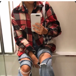 Rutig replay jacka - Säljer denna superfina rutiga jacka som e lätt fodrad. Jag har en annan så därför används inte denna lika mycket. Köpt secondhand för 400kr. Den är från replay. Ganska oversized men passar nog alla storlekar beroende på hur man vill att den ska sitta. Jag brukar ha storlek S. Ganska använd!