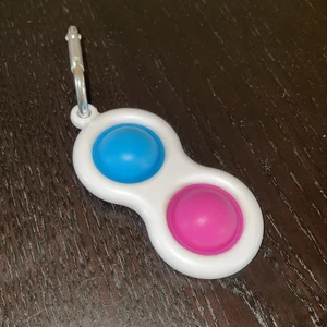 Simpl dimpl - Säljer simpl dimples för 25kr styck. Dom är verkligen jätte sköna att sitta och trycka på. Rekommenderar verkligen👍 Frakten är 15kr