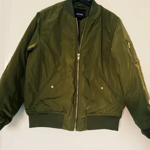 Grön Bomberjacka  - Bomberjacka är från Bikbok använd bara 2 ggr . 