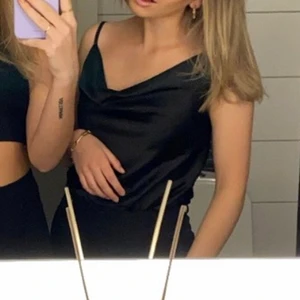 satin top - superfin satin top i bra kvalite, använd en gång 🖤🖤