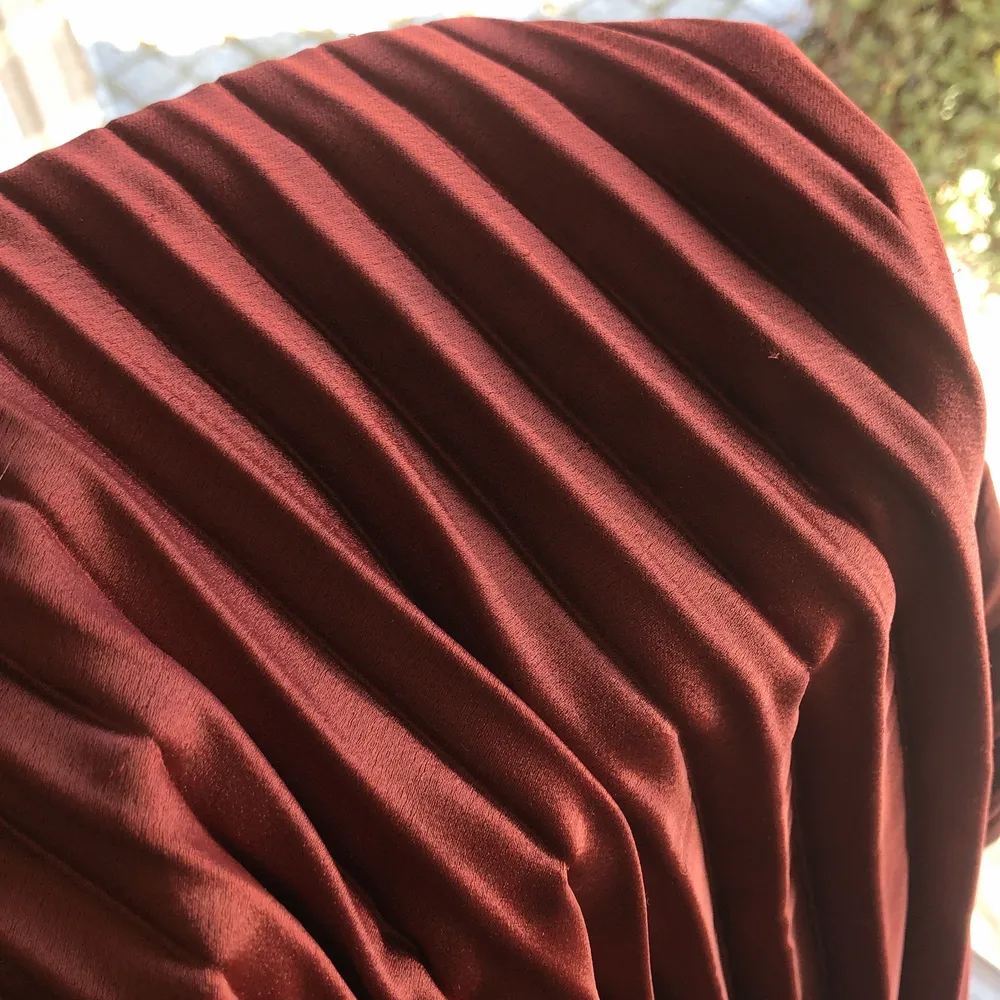 En superfin rödbrun plisserad långkjol från HM i storlek 34, säljer på grund av att den har blivit för liten💕 Pris 100 kr frakt ingår inte. Kjolar.