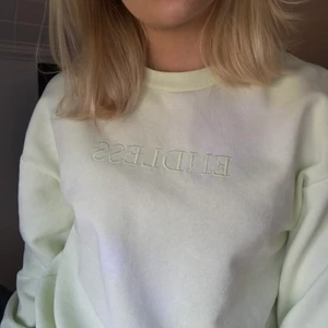 Sweatshirt - Superfin ljusgrön sweatshirt, tyvär lite noppig men inget man tänker på, 90 kr inkl frakt 💕