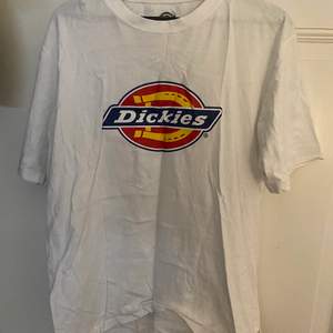 Snygg t-shirt från Dickies som bara legat i garderoben de senaste månaderna. Fint skick, tvättar bort det skrynkliga innan den skickas.