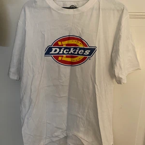 Dickies t-shirt  - Snygg t-shirt från Dickies som bara legat i garderoben de senaste månaderna. Fint skick, tvättar bort det skrynkliga innan den skickas.