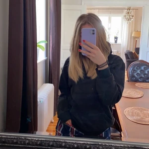 Hoodie från monki  - Svart hoodie med litet tryck från monki i storlek xs. På framsidan står det med liten text ”creative babe” (se bild 3). Fint skick men kommer bara inte till användning. Köparen står för frakten🤍