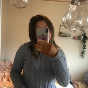 Stickad tröja - Säljer denna fina baby blåa tröja, tunn men ändå skön🦋Storlek S, men passar en med M också, köpt för över två årsedan men väldigt fint skick.🤍