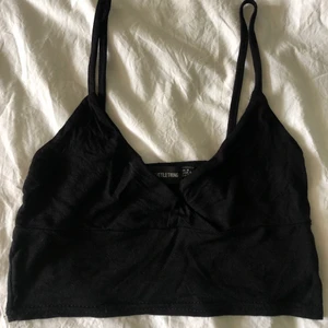 svart linne!!  - oanvändt!! (men tvättat 1 gång) linne från plt! basic men superfint😙😙😙✨✨