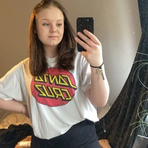 Santa cruz t-shirt  - Kollar intresset på min älskade santa Cruz T-shirt, storleken är L då jag ville ha den oversice💖  använd några få gånger Max 4. Finns inga tecken på att den han används, kom gärna med egna prisförslag💖