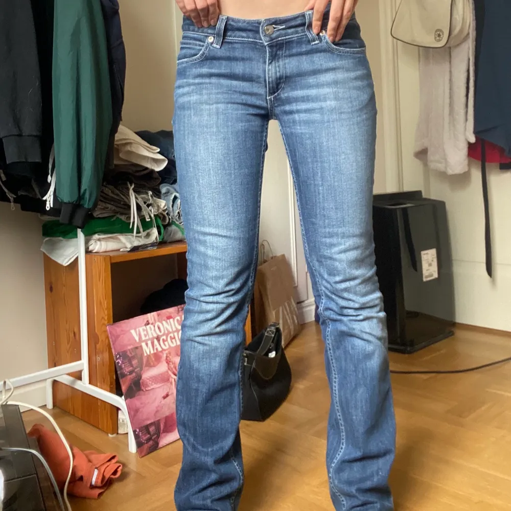 Så snygga lågmidjade jeans från boomerang!🙌               Säljer ändast för att jag har för många liknande heh. Min mamma köpte dem på 2000 talet så dem är äkta y2k jeans😍. Budgivning om flera är intresserade! Hör av er i dm! Priset är inte inkl frakt!. Jeans & Byxor.