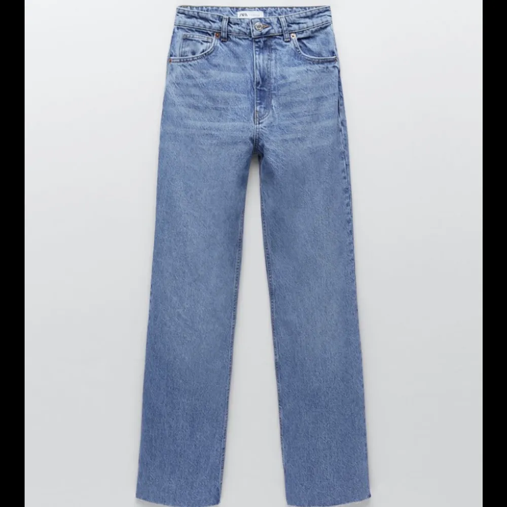 Otroligt fina jeans från zara, säljs i butik just nu!! Storlek 34 och jag är 168 för längdreferens. 270 kr + 66 kr frakt . Jeans & Byxor.