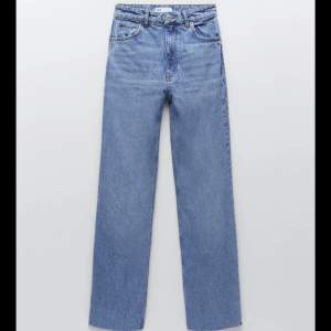 Otroligt fina jeans från zara, säljs i butik just nu!! Storlek 34 och jag är 168 för längdreferens. 270 kr + 66 kr frakt 