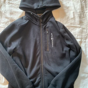 Sailracing kofta - Säljer en sailracing kofta dam st S som jag köpte på zalando för 900kr säljer för 600kr kan kanske även gå ner i pris lite, en jätte fin kofta! 