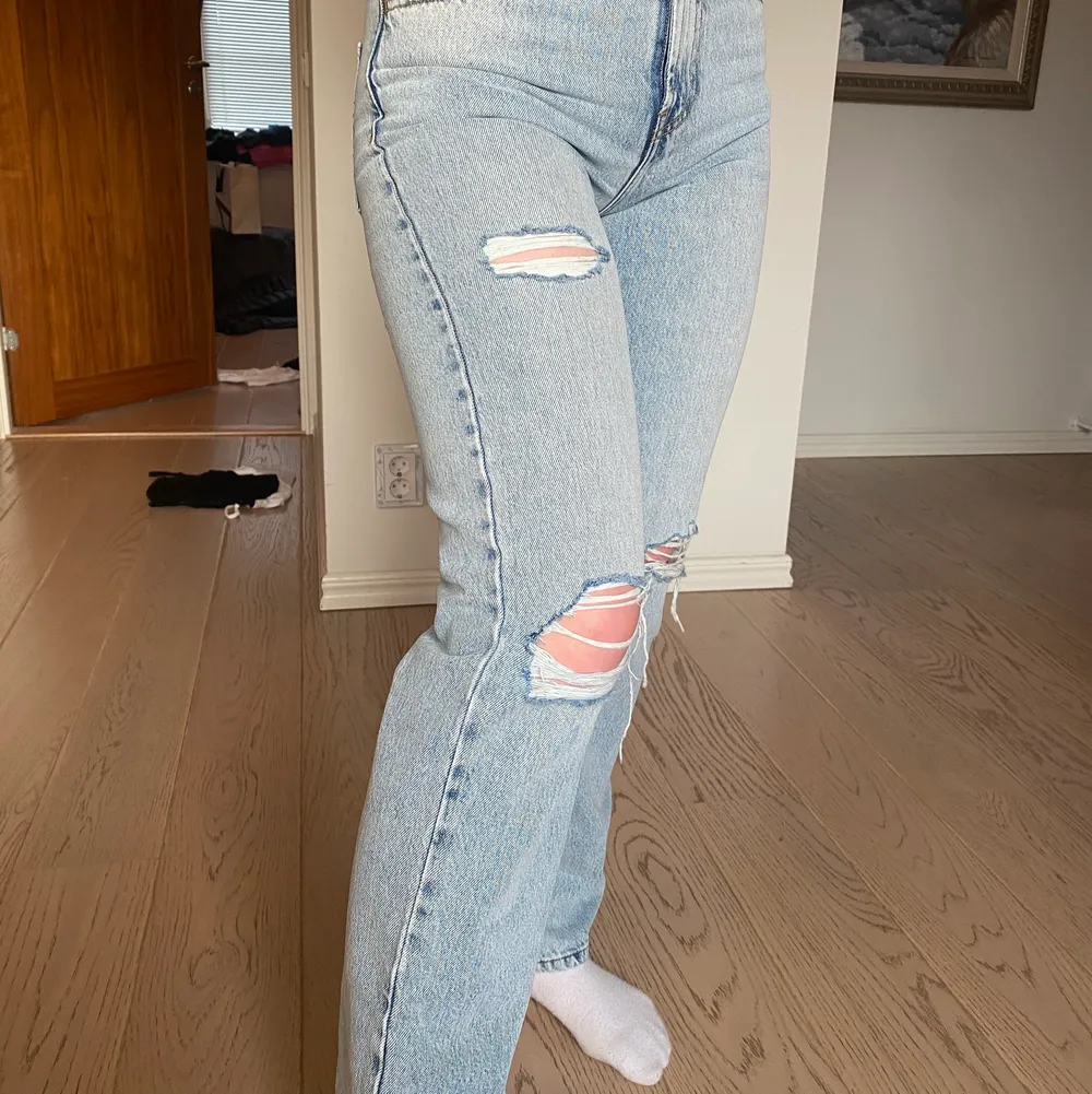 Ett par sjukt fina jeans i helt nytt skick. Säljer dom då jag aldrig använt dom. Jag är 162 cm och säljer då jag tycker dom är lite för tjata för mig ❤️. Jeans & Byxor.