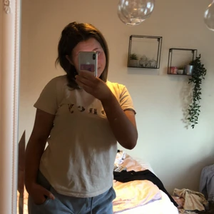 Beige T-shirt - Säljer denna fräscha ljus beige aktiga t-shirt då den knappt kommer till användning😊🤍Storlek M och sitter bra på mig🤎