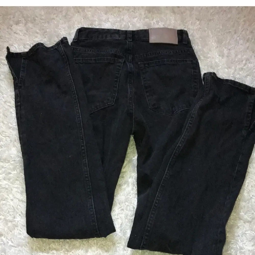 Svarta jeans med slits från pull and bear i storlek 32, endast använda 2 gånger så i nytt skick . Jeans & Byxor.