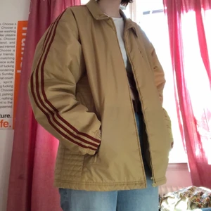 Beige adidas jacka 90-tal - Beige adidas jacka med röda stripes. Den är runt 90-tal och är i bra skick.
