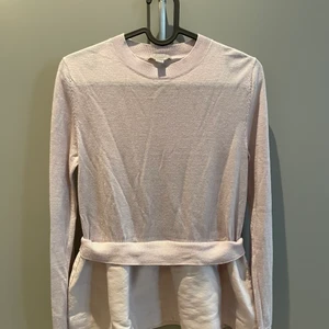 COS stickad blus - Så fin ljusrosa COS stickad blus av väldigt bra kvalite. Finns dock ett litet hål på sidan av ärmen som lätt kan sys igen. Sitter superfint på och blir som figursydd med utsvängningen! Minns inte nypris men ligger runt 800kr. Storlek XS (COS är dock stora i storlekarna) så passar S-M också